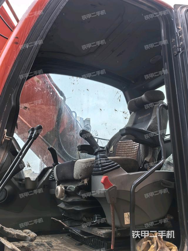 座椅右側(cè)控制臺/鑰匙門/油門/含右手柄（駕駛室部分）