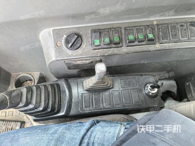 座椅右側(cè)控制臺/鑰匙門/油門/含右手柄（駕駛室部分）