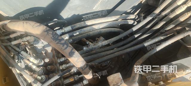 回转马达和主控阀（整机外观）