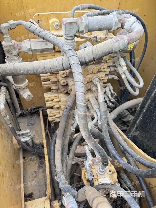 回转马达和主控阀（整机外观）