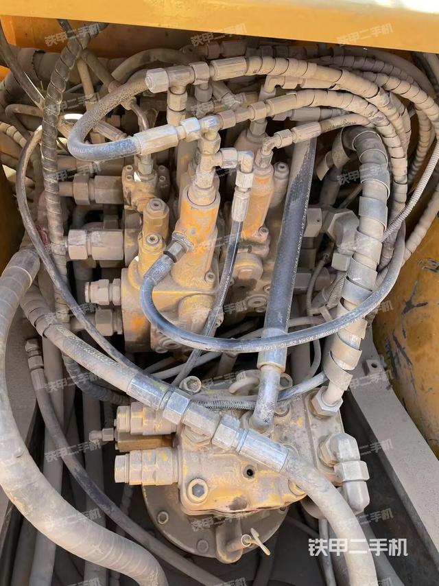 回轉(zhuǎn)馬達(dá)和主控閥(整機(jī)外觀) 回轉(zhuǎn)馬達(dá)和主控閥(整機(jī)外觀)