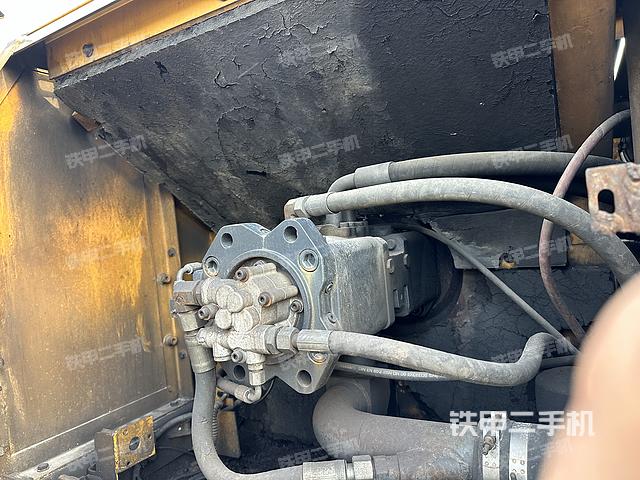 液壓泵艙室正面整體(整機(jī)外觀) 液壓泵艙室正面整體(整機(jī)外觀)