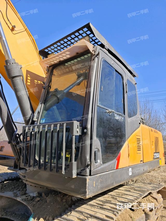 駕駛室頂部(整機(jī)外觀) 駕駛室頂部(整機(jī)外觀)