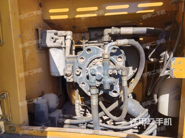 液壓泵艙室正面整體（整機外觀）