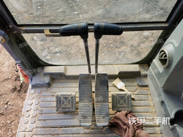 行走控制手柄和踏板?俯拍（駕駛室部分）