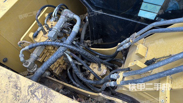 回转马达和主控阀（整机外观）