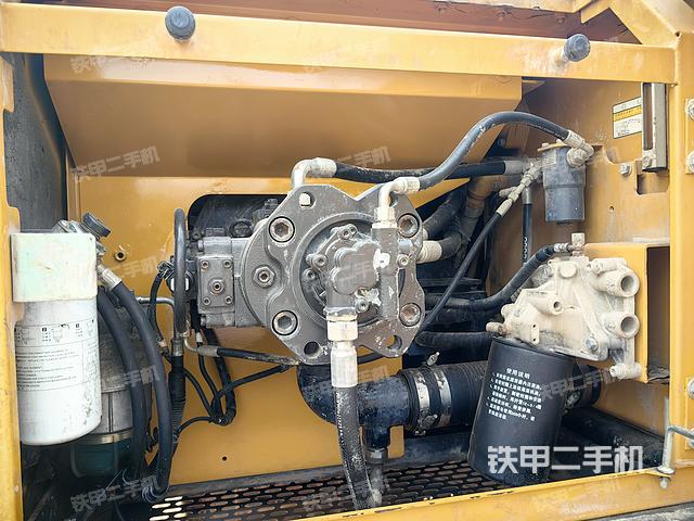 液壓泵艙室正面整體(整機外觀) 液壓泵艙室正面整體(整機外觀)