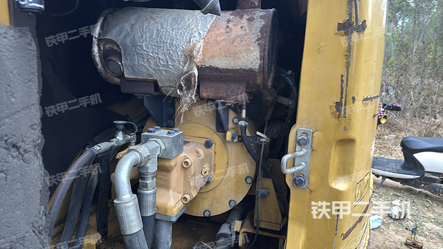 液压泵舱室正面整体（整机外观）