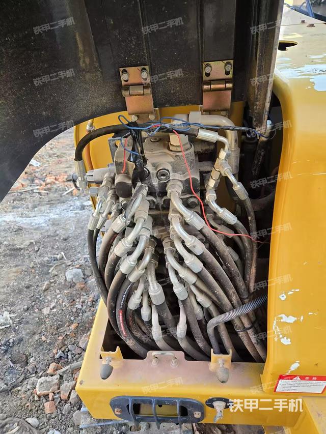 回轉(zhuǎn)馬達和主控閥(整機外觀) 回轉(zhuǎn)馬達和主控閥(整機外觀)