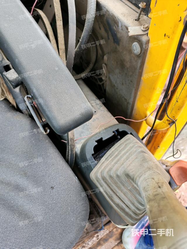 座椅左側(cè)控制臺/音響/含左手柄(駕駛室部分) 座椅左側(cè)控制臺/音響/含左手柄(駕駛室部分)