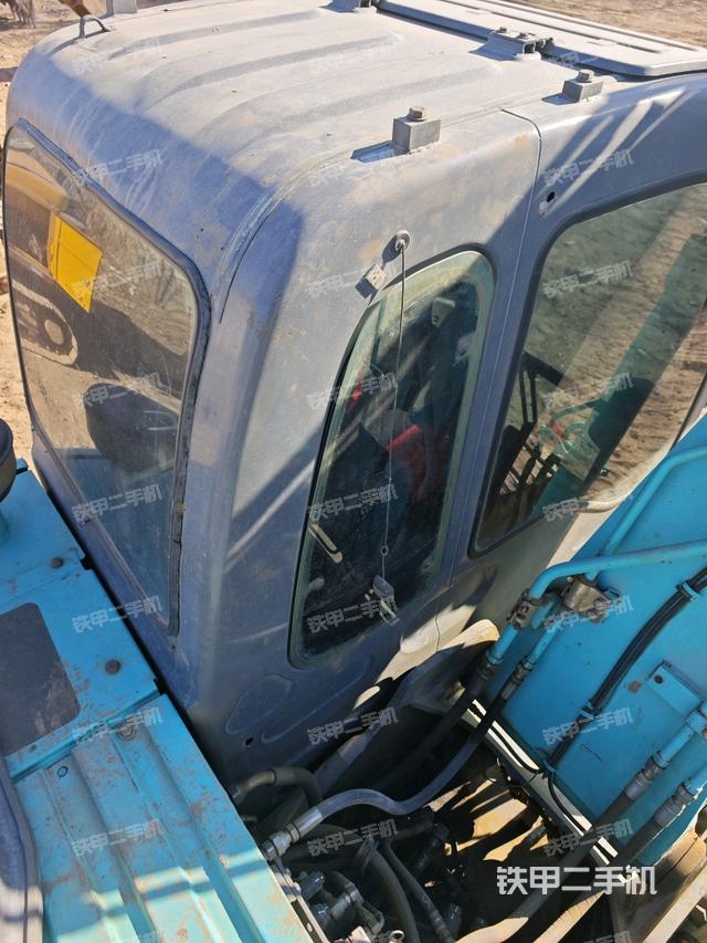 駕駛室頂部(整機(jī)外觀) 駕駛室頂部(整機(jī)外觀)