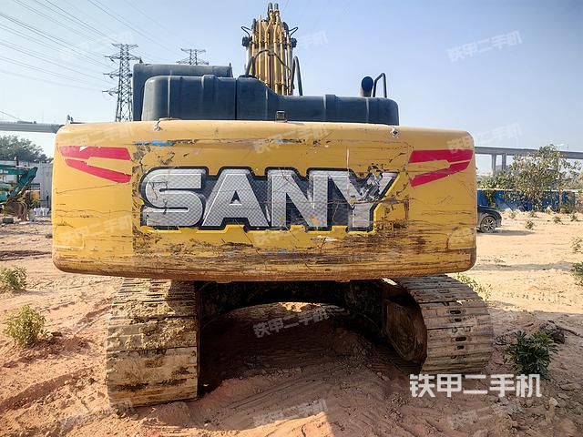 駕駛室頂部(整機(jī)外觀) 駕駛室頂部(整機(jī)外觀)