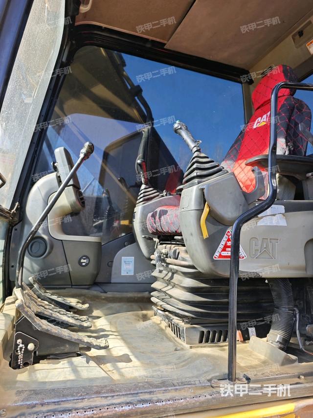 駕駛室整體(整機(jī)外觀) 駕駛室整體(整機(jī)外觀)