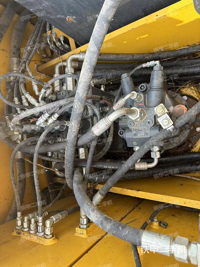 回转马达和主控阀（整机外观）