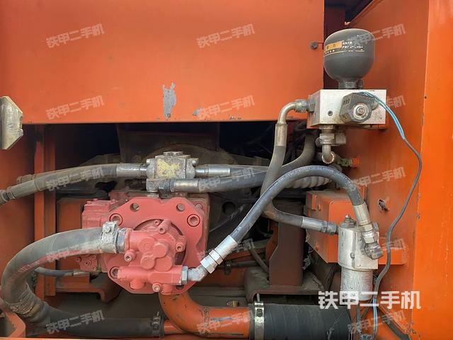 液壓泵艙室正面整體（整機外觀）