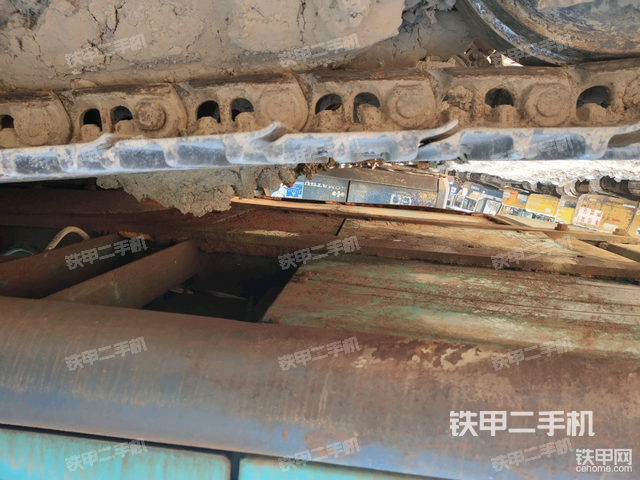 單側(cè)履帶整體(整機(jī)外觀) 單側(cè)履帶整體(整機(jī)外觀)