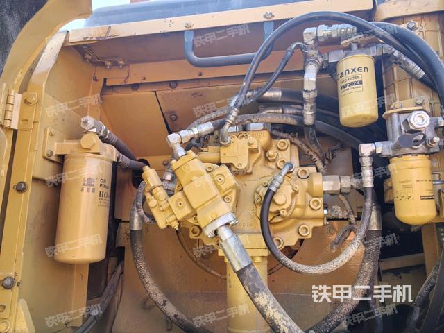 液壓泵艙室正面整體(整機(jī)外觀) 液壓泵艙室正面整體(整機(jī)外觀)