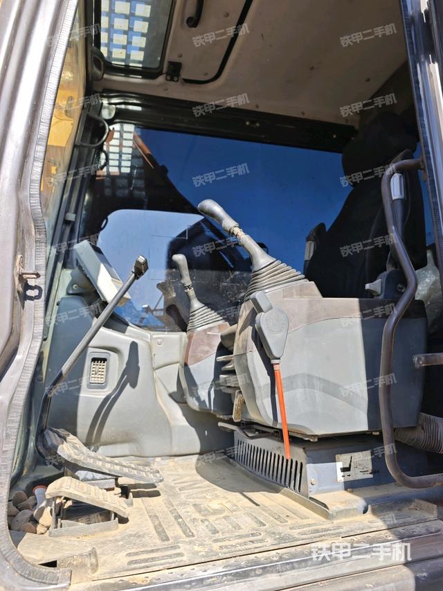 駕駛室整體(整機(jī)外觀) 駕駛室整體(整機(jī)外觀)