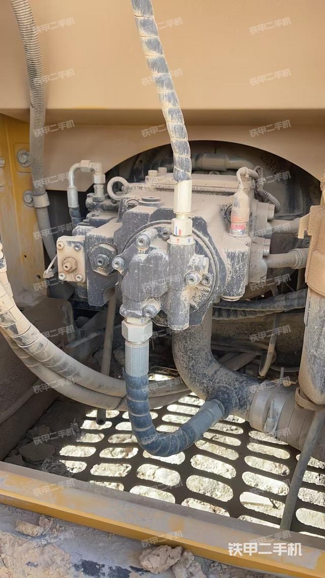 液壓泵艙室正面整體（整機外觀）