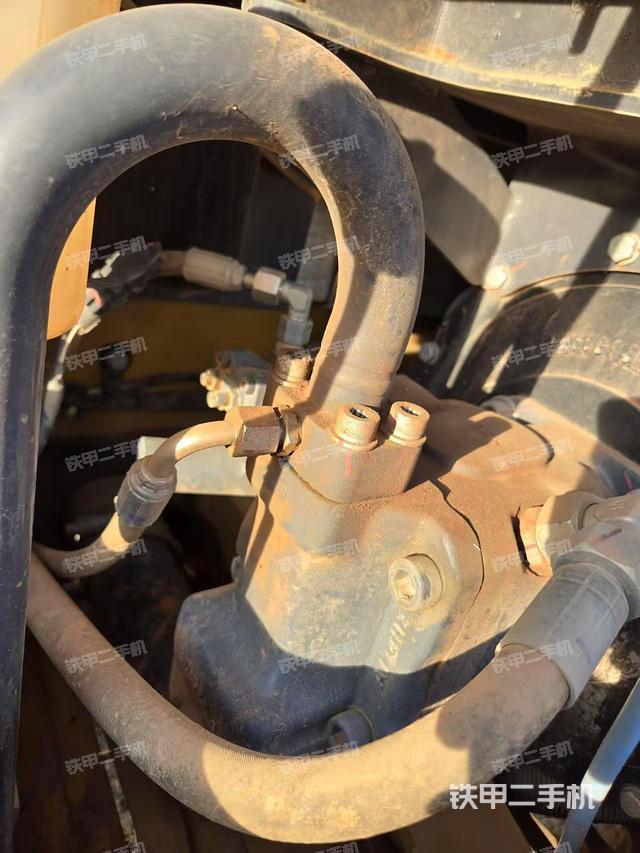 液壓泵艙室正面整體(整機外觀) 液壓泵艙室正面整體(整機外觀)