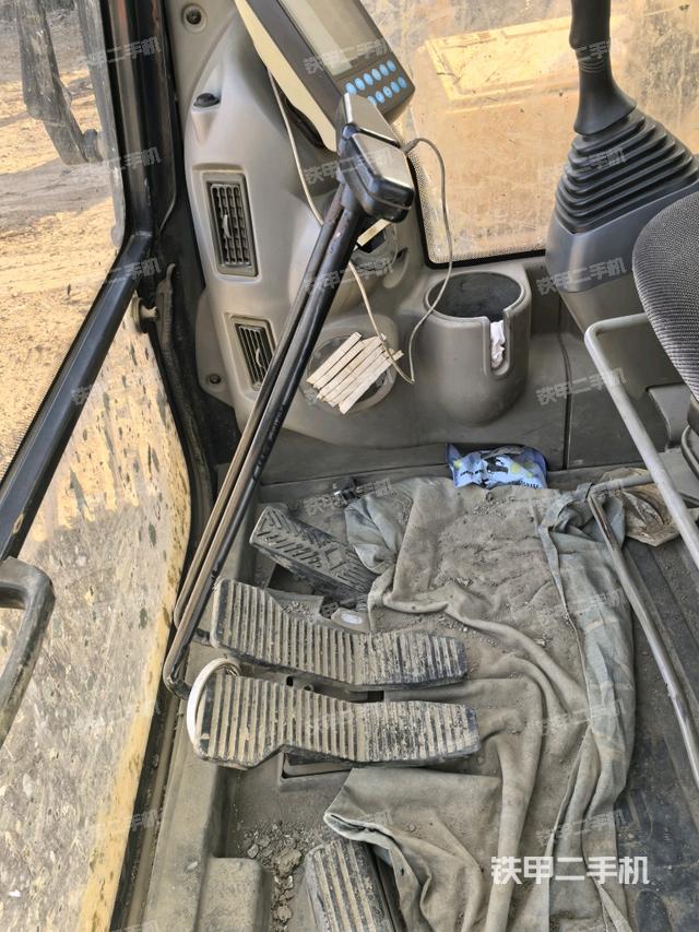 行走控制手柄和踏板?俯拍（駕駛室部分）