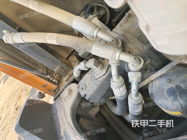 液壓泵艙室正面整體（整機外觀）