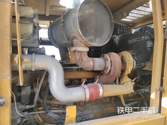 發(fā)動機(jī)右側(cè)（整機(jī)外觀及大件）