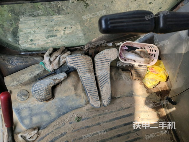 駕駛室整體(整機(jī)外觀) 駕駛室整體(整機(jī)外觀)