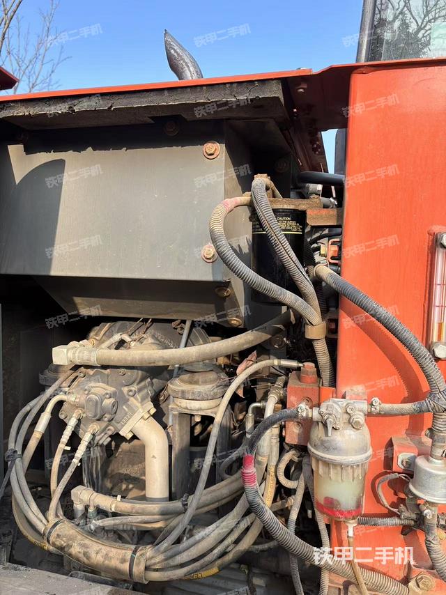 回转马达和主控阀（整机外观）