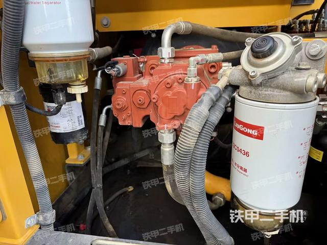 液壓泵艙室正面整體(整機外觀) 液壓泵艙室正面整體(整機外觀)