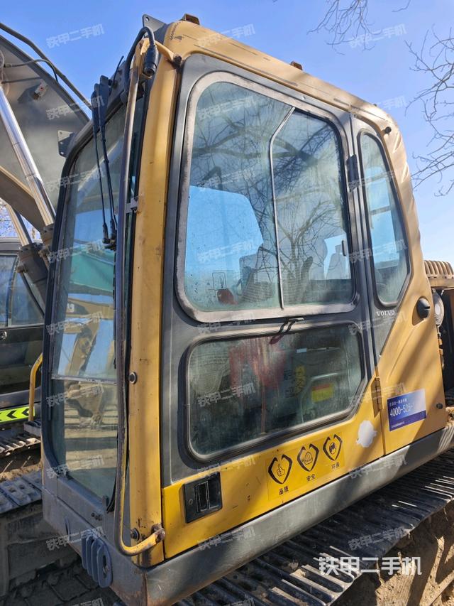 駕駛室頂部(整機(jī)外觀) 駕駛室頂部(整機(jī)外觀)
