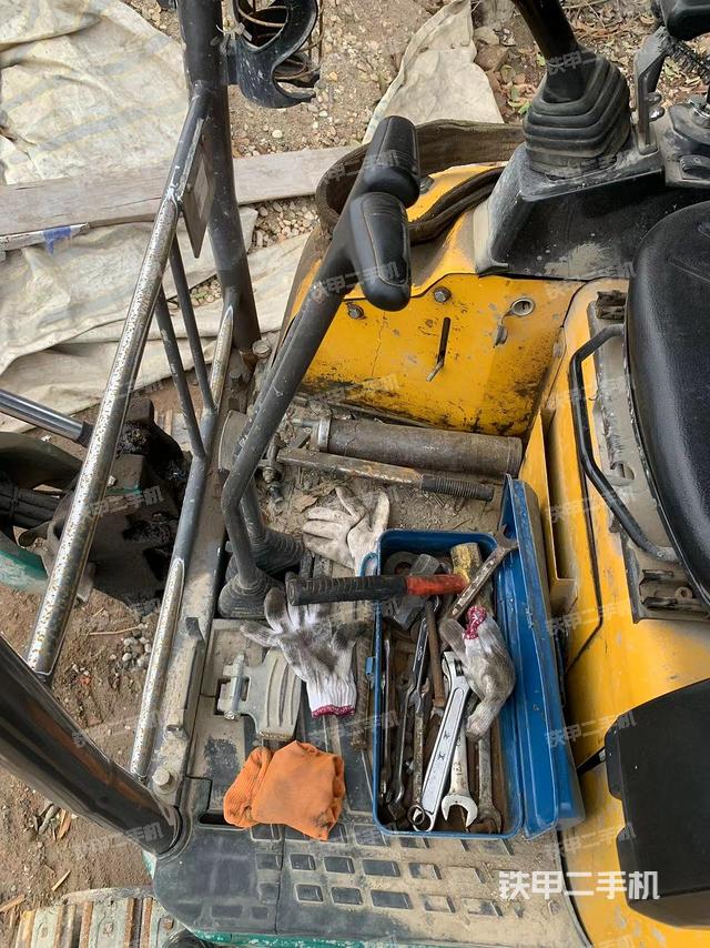 液壓泵艙室正面整體(整機(jī)外觀) 液壓泵艙室正面整體(整機(jī)外觀)