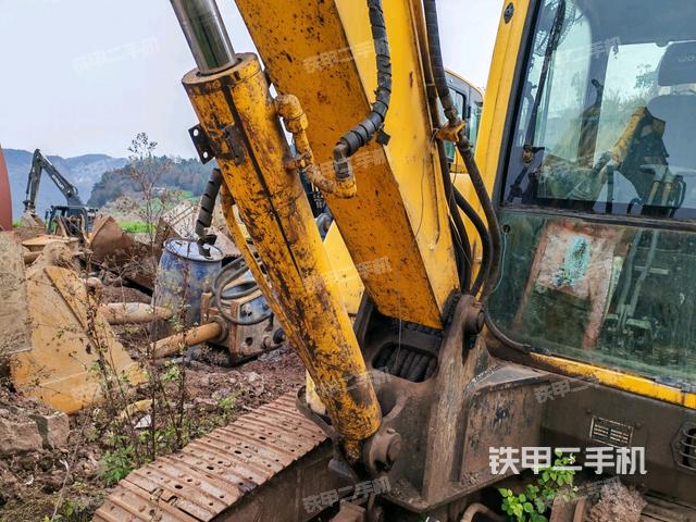 轉(zhuǎn)盤和下車架正前(工作和回轉(zhuǎn)裝置) 轉(zhuǎn)盤和下車架正前(工作和回轉(zhuǎn)裝置)