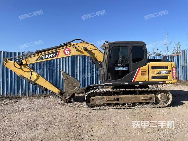 駕駛室頂部(整機(jī)外觀) 駕駛室頂部(整機(jī)外觀)