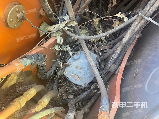 回轉馬達和主控閥(整機外觀) 回轉馬達和主控閥(整機外觀)