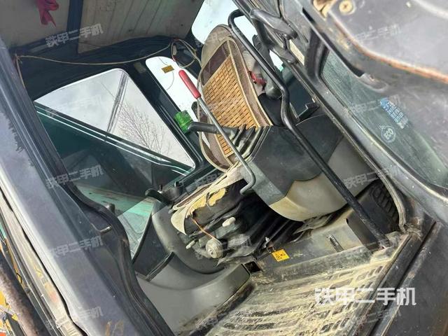 駕駛室整體(整機(jī)外觀) 駕駛室整體(整機(jī)外觀)