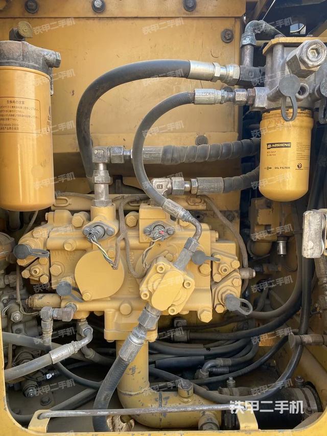 液壓泵艙室正面整體(整機(jī)外觀) 液壓泵艙室正面整體(整機(jī)外觀)