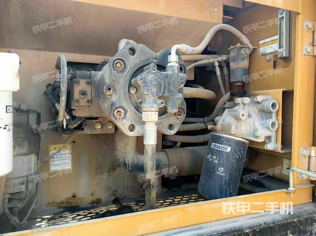 液壓泵艙室正面整體（整機外觀）