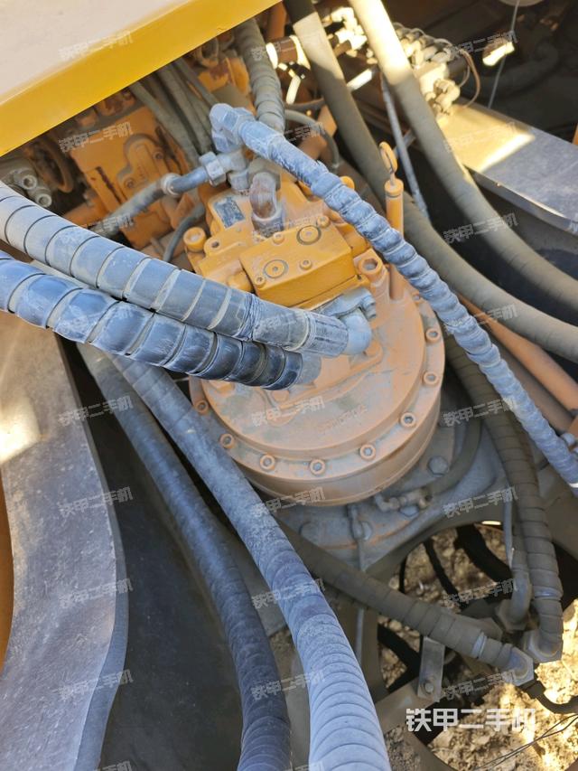 回轉(zhuǎn)馬達(dá)和主控閥（整機(jī)外觀）