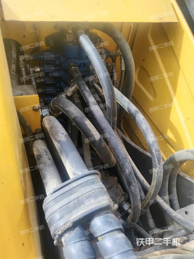 回轉(zhuǎn)馬達(dá)和主控閥（整機(jī)外觀）