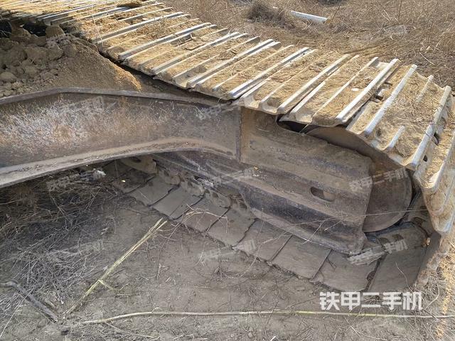 單側(cè)履帶整體(整機(jī)外觀) 單側(cè)履帶整體(整機(jī)外觀)