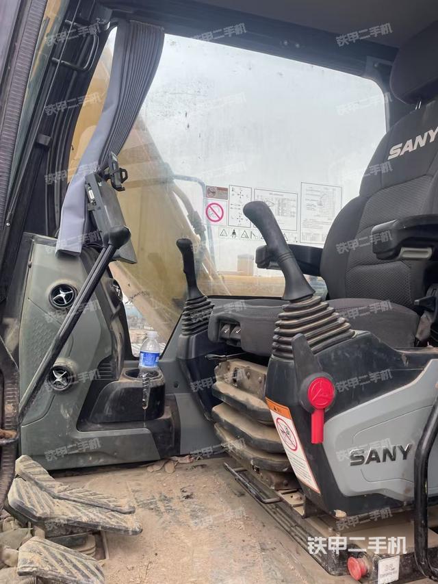 駕駛室整體（整機外觀）