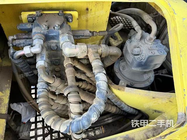 液壓泵艙室正面整體(整機(jī)外觀) 液壓泵艙室正面整體(整機(jī)外觀)