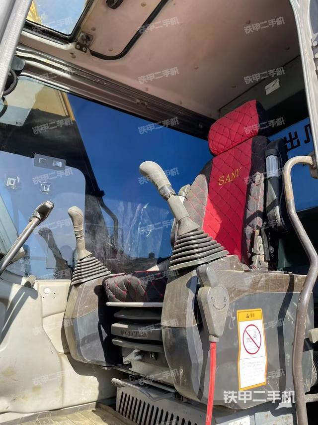 駕駛室整體(整機(jī)外觀) 駕駛室整體(整機(jī)外觀)