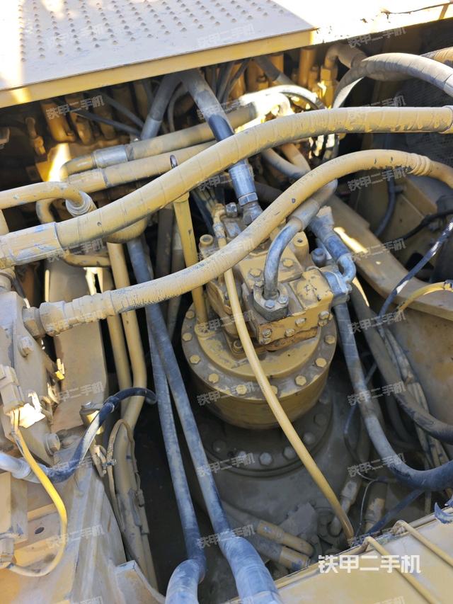 回轉(zhuǎn)馬達(dá)和主控閥(整機(jī)外觀) 回轉(zhuǎn)馬達(dá)和主控閥(整機(jī)外觀)