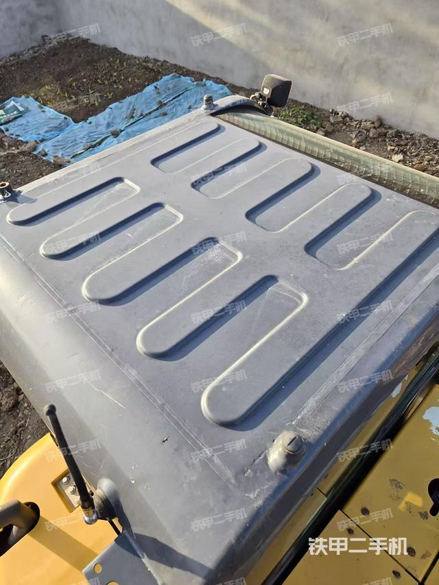 駕駛室頂部(整機外觀) 駕駛室頂部(整機外觀)