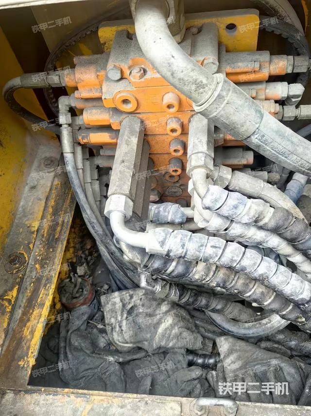 駕駛室頂部(整機(jī)外觀) 駕駛室頂部(整機(jī)外觀)