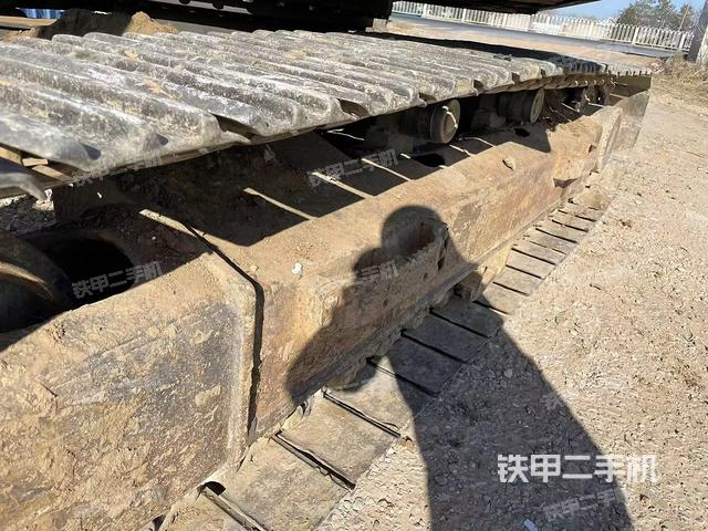 單側(cè)履帶整體(整機(jī)外觀) 單側(cè)履帶整體(整機(jī)外觀)