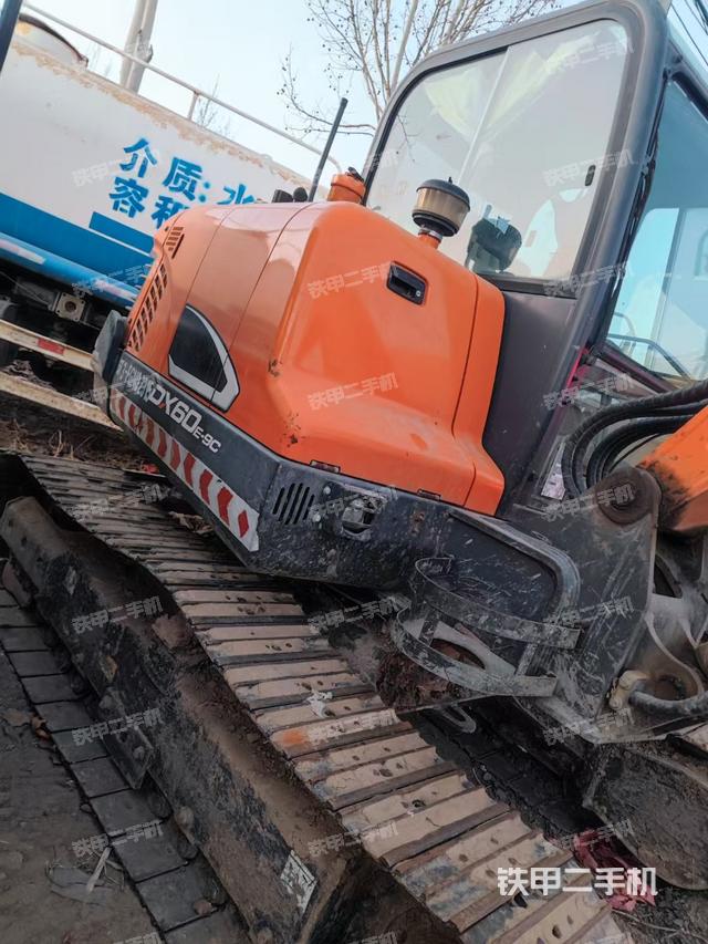 駕駛室頂部（整機外觀）