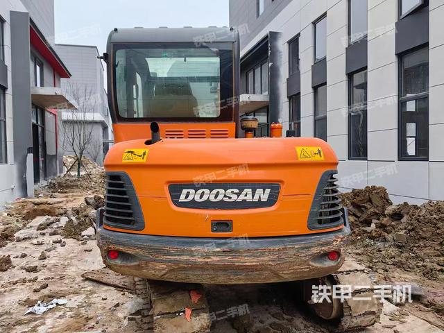 回轉馬達和主控閥（整機外觀）